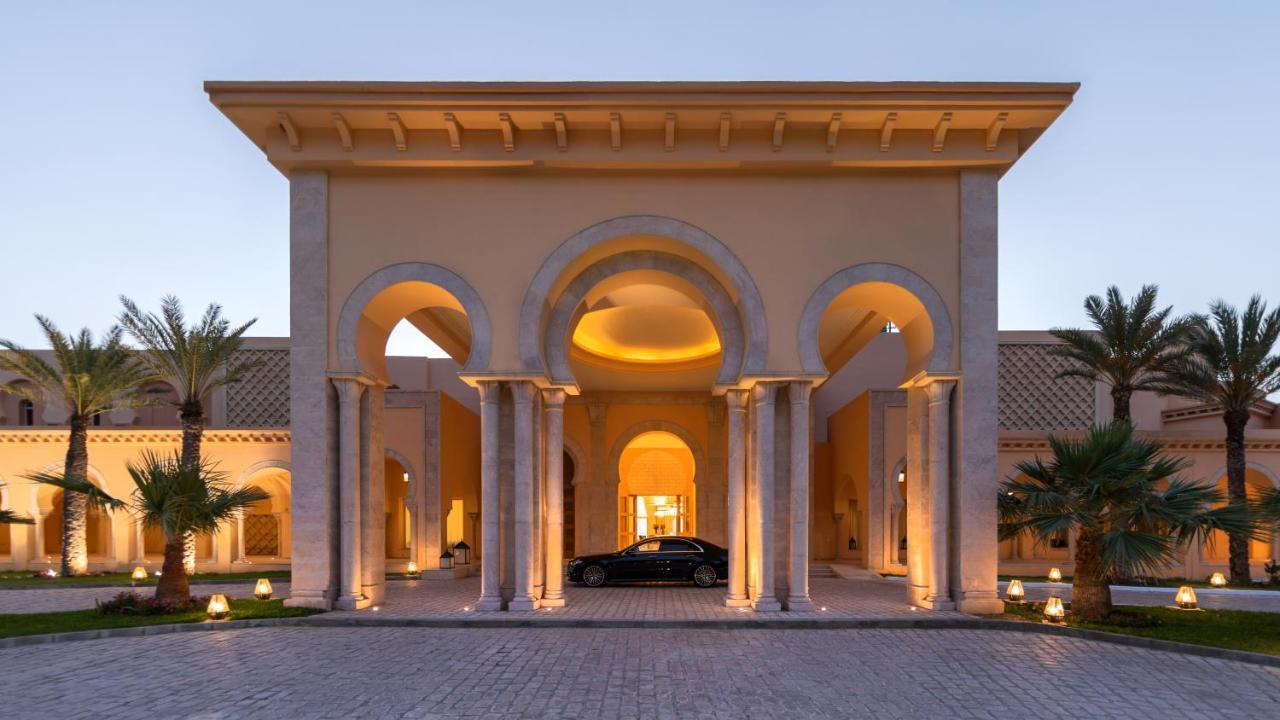 Royal Tulip Korbous Bay Thalasso & Springs (Adults Only) Qorbu Extérieur photo The entrance of the hotel