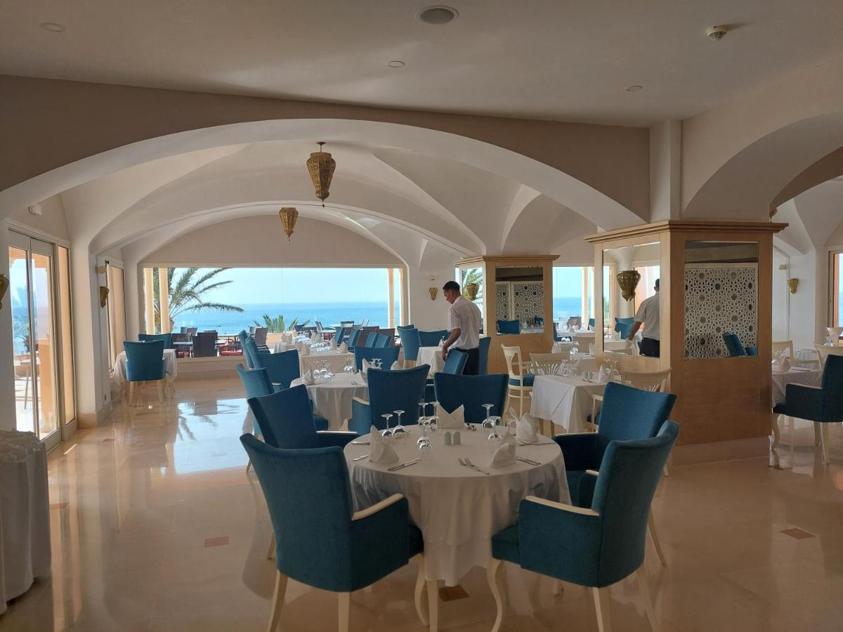 Royal Tulip Korbous Bay Thalasso & Springs (Adults Only) Qorbu Extérieur photo The restaurant at the hotel