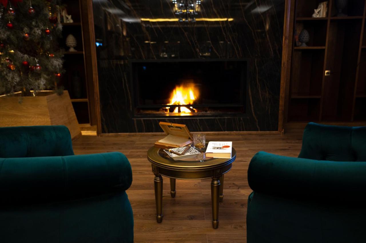 Royal Tulip Korbous Bay Thalasso & Springs (Adults Only) Qorbu Extérieur photo A fireplace in a hotel