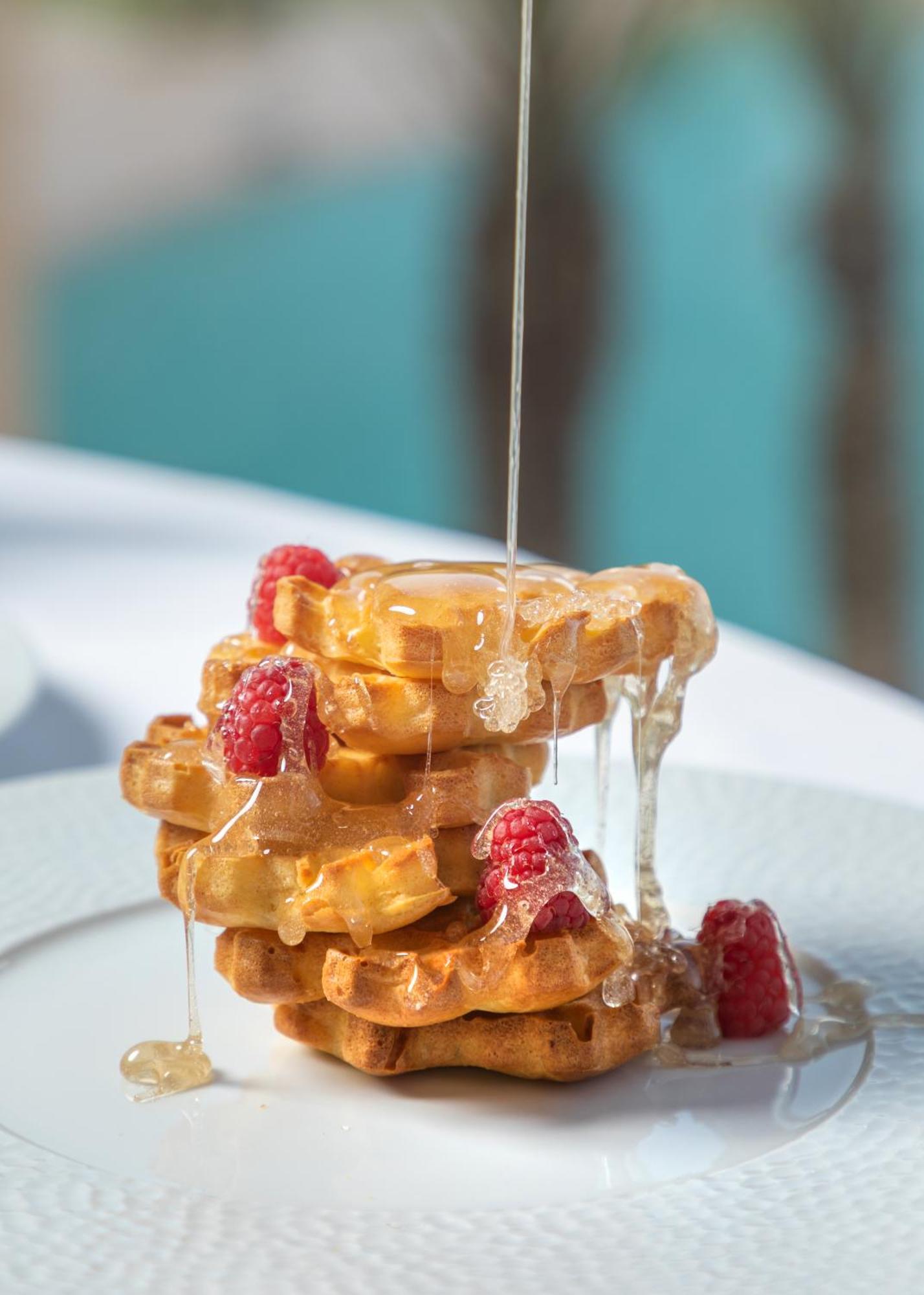 Royal Tulip Korbous Bay Thalasso & Springs (Adults Only) Qorbu Extérieur photo Maple syrup being drizzled on a stack of waffles
