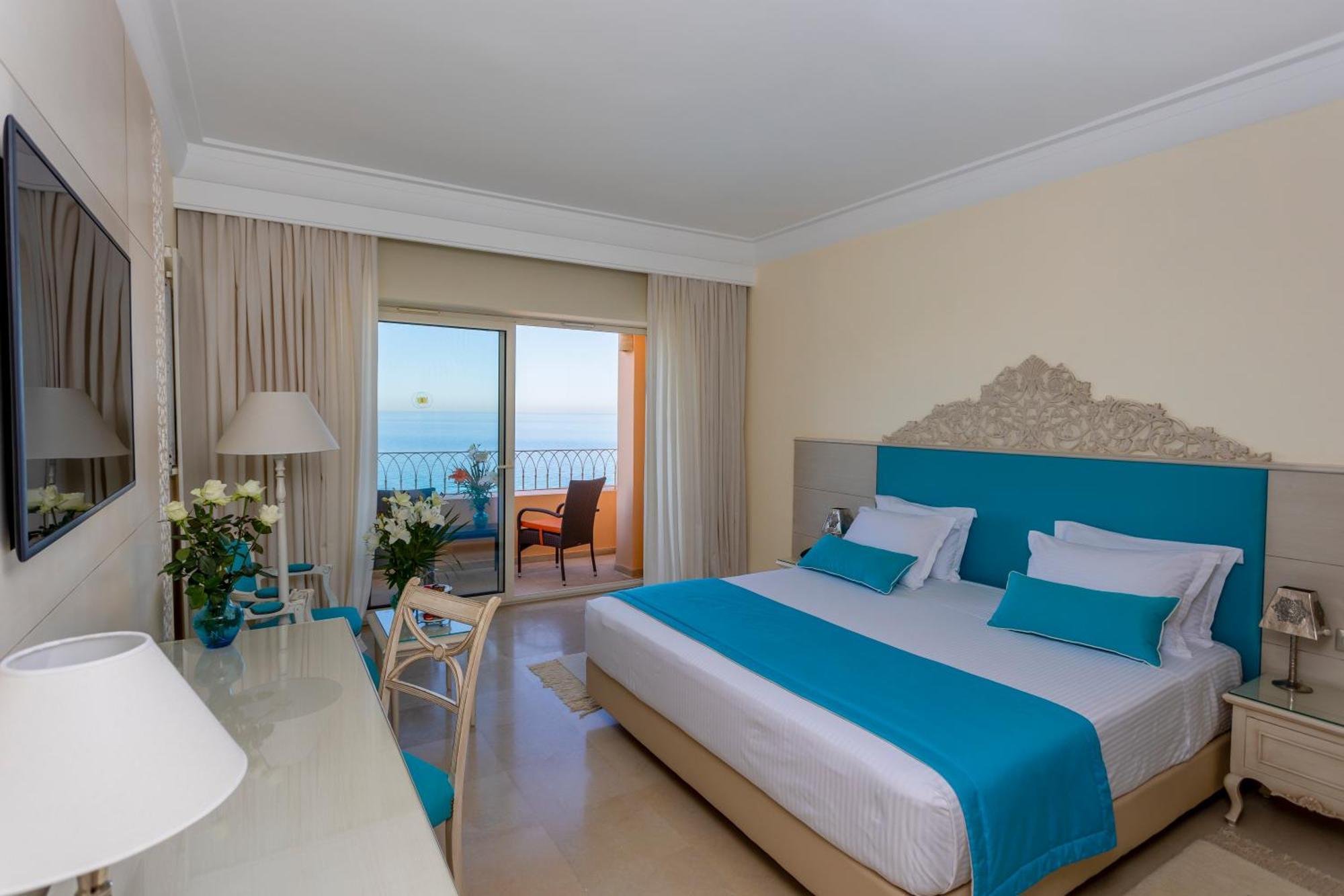 Royal Tulip Korbous Bay Thalasso & Springs (Adults Only) Qorbu Extérieur photo A room at the hotel