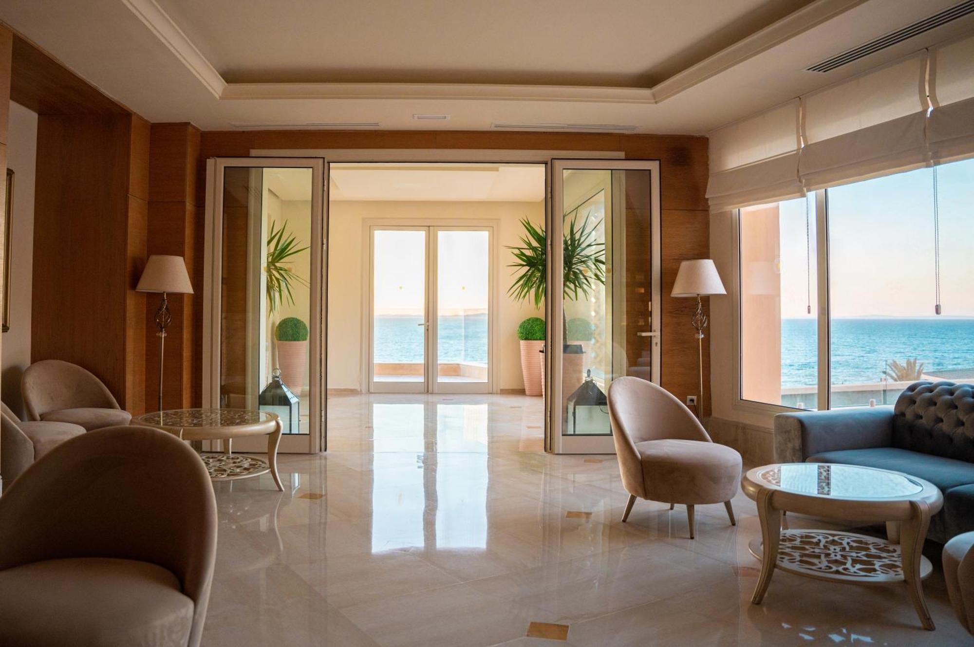 Royal Tulip Korbous Bay Thalasso & Springs (Adults Only) Qorbu Extérieur photo Interior of the hotel