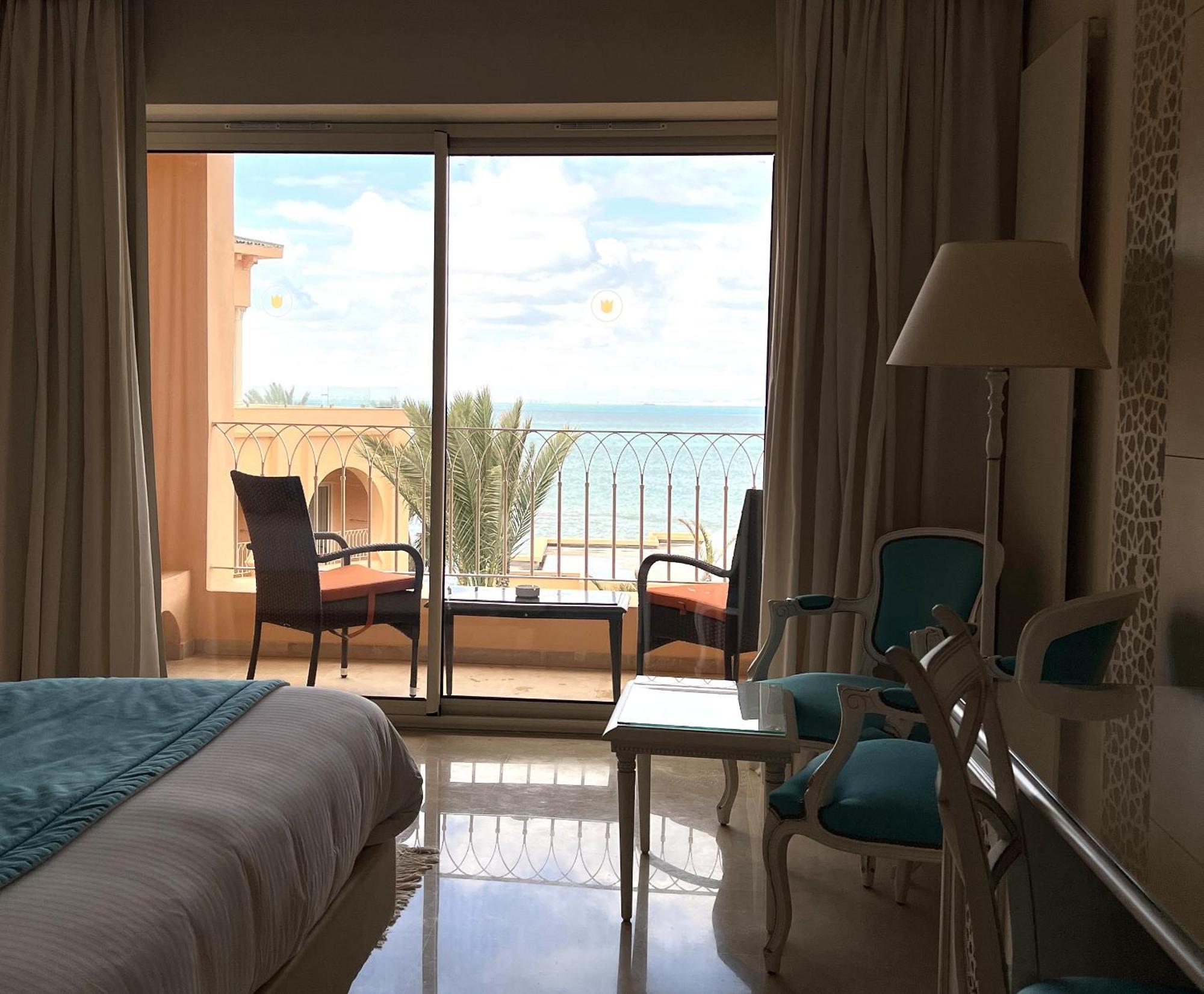 Royal Tulip Korbous Bay Thalasso & Springs (Adults Only) Qorbu Extérieur photo A room at the hotel
