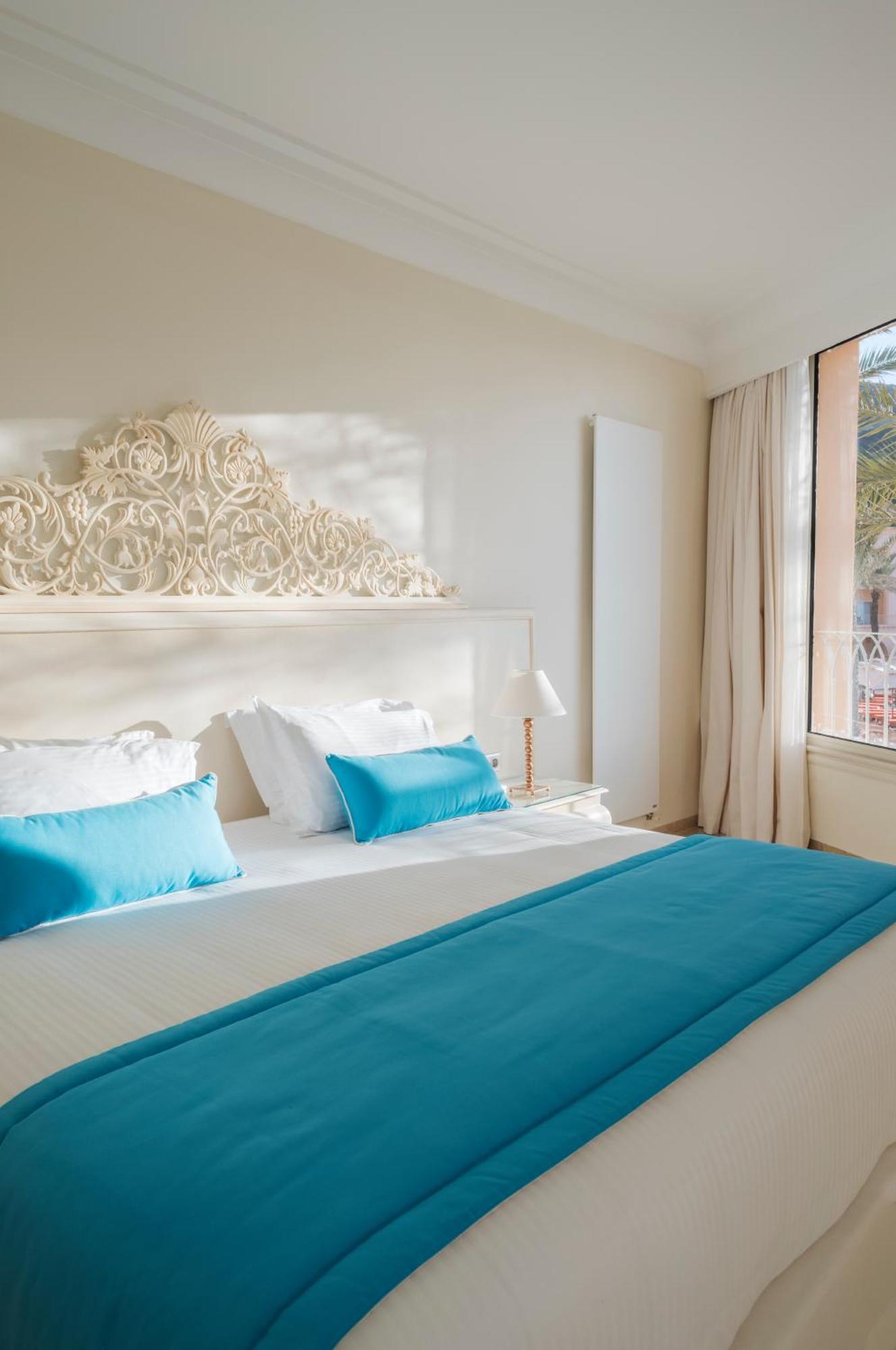 Royal Tulip Korbous Bay Thalasso & Springs (Adults Only) Qorbu Extérieur photo A bedroom at the hotel