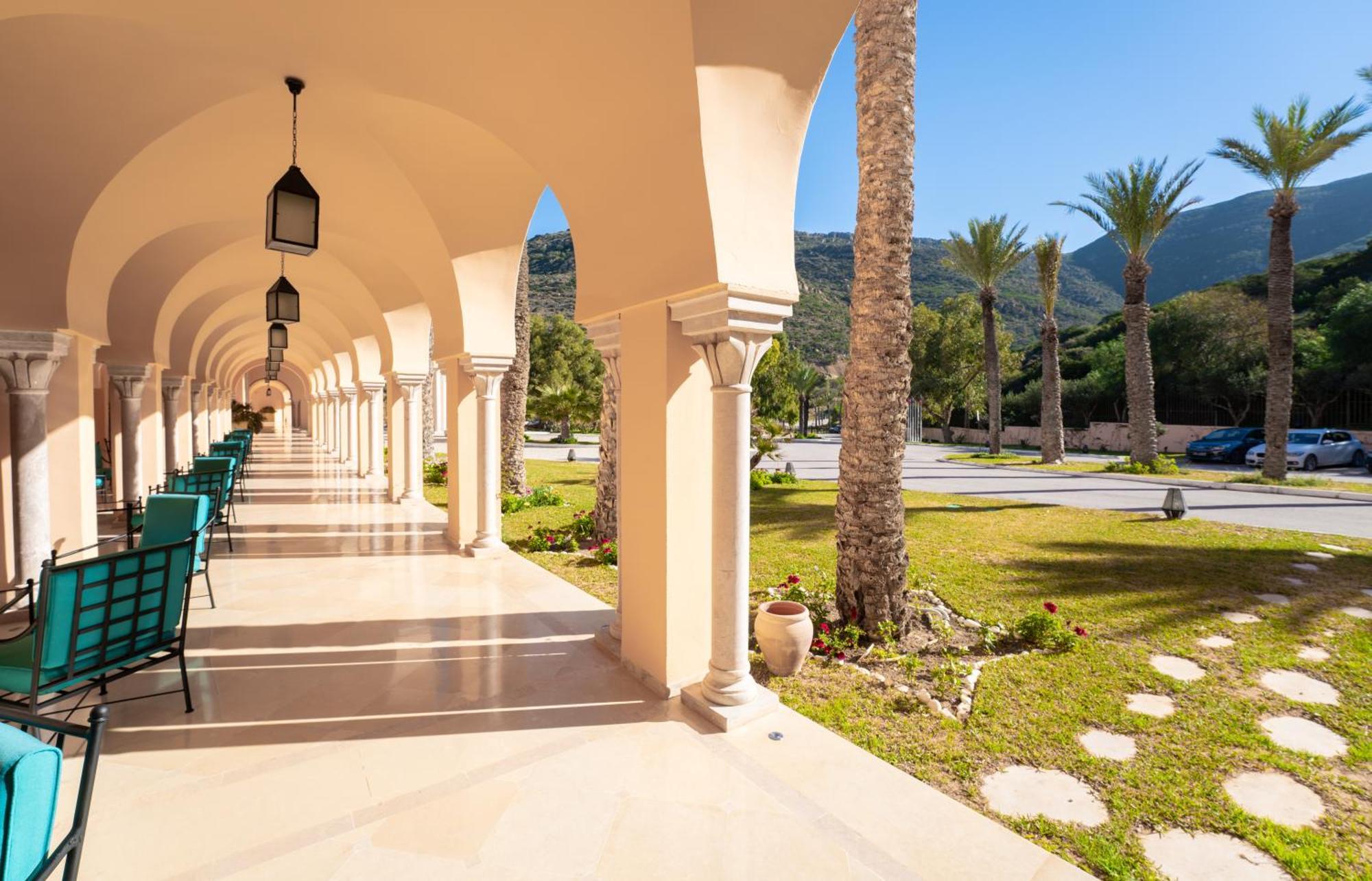 Royal Tulip Korbous Bay Thalasso & Springs (Adults Only) Qorbu Extérieur photo The hotel's colonnade